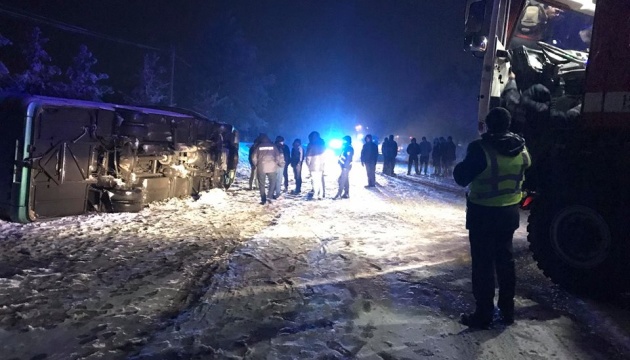 На дорозі Чернівці-Косів перекинувся пасажирський автобус - очевидці