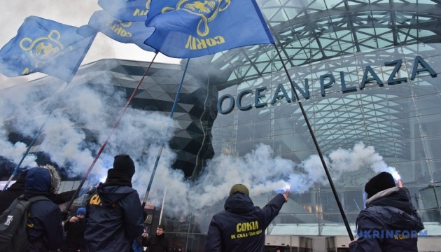 À Kyiv, des activistes ont bloqué un centre commercial pour protester contre le business russe en Ukraine