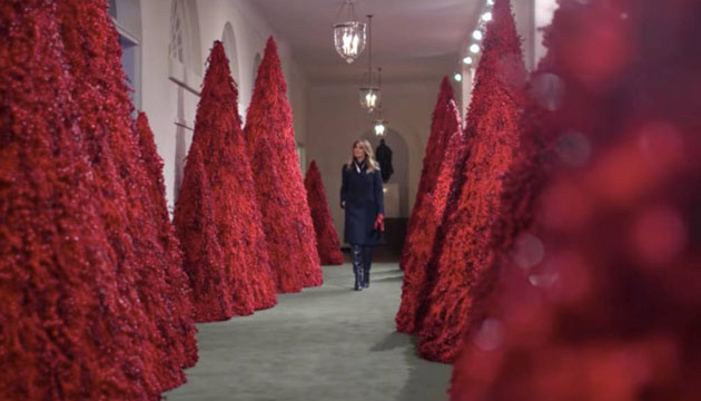 Меланія Трамп прикрасила Білий дім червоними ялинками