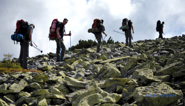 Прикарпатські рятувальники просять туристів реєструватися перед сходженням у гори