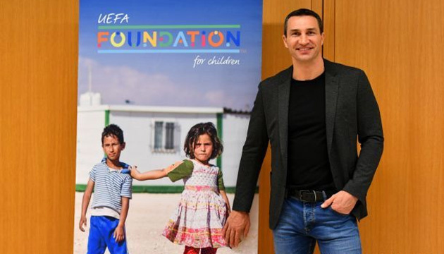 Wladimir Klitschko se une a la Fundación para la Infancia de la UEFA (Fotos)