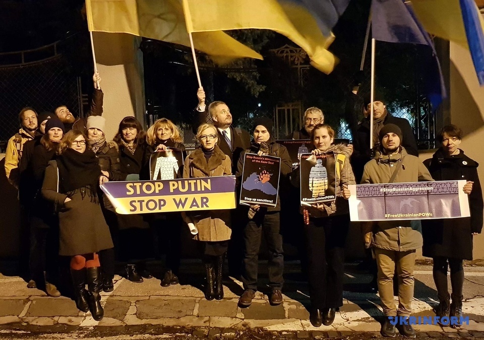 Под российским посольством в Братиславе провели акцию 