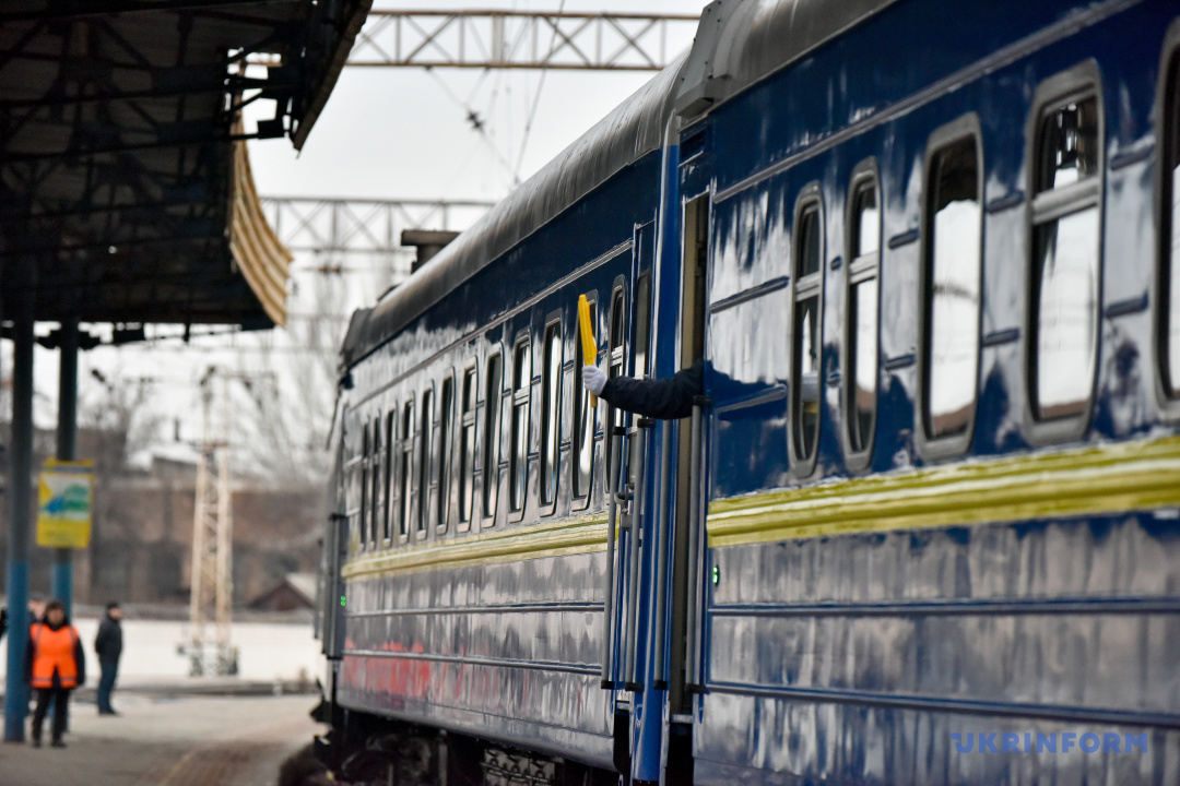 Міжнародні поїзди та потяги внутрішнього сполучення курсують за графіком