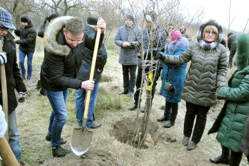 На Хортице заложили аллею врачей