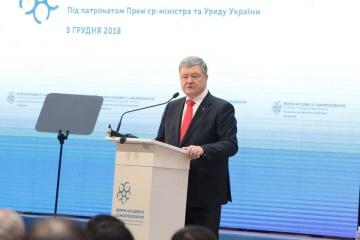 Українські волонтери здивували світ відданістю й безмежною мужністю — Порошенко
