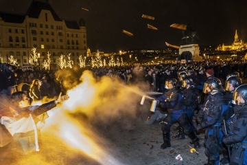 В Будапеште протесты против изменений в трудовом кодексе - полиция применила газ