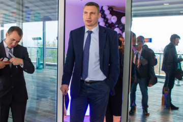 Vitali Klitschko se viste como Did Moroz (Vídeo)