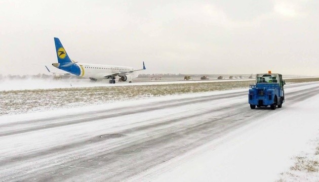 Через снігопади МАУ скасовує авіарейси