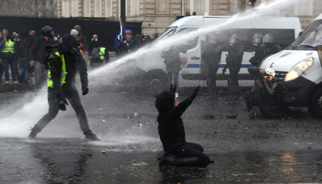 Поліція в Парижі водометами розганяла учасників протесту 