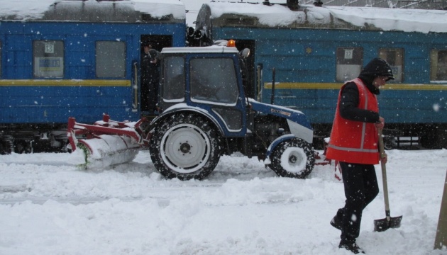 УЗ залучила до прибирання снігу понад 1300 залізничників