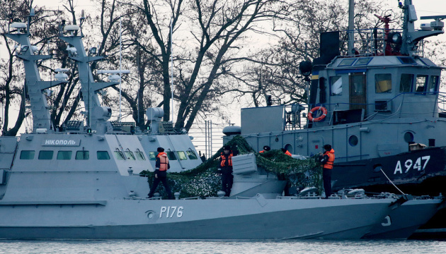 Dos barcos ucranianos capturados remolcados desde el estrecho de Kerch