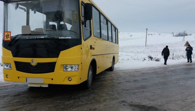 На Прикарпатті через ожеледицю з дороги з’їхав шкільний автобус