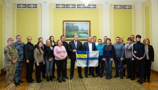 Poroshenko meets with families of captive sailors