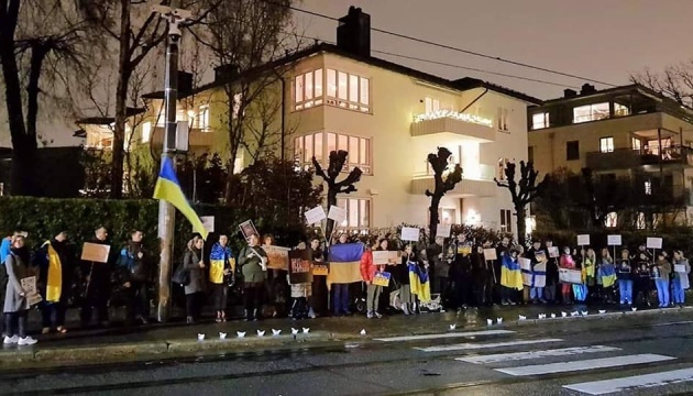 NO to Russian aggression!: Ukrainians in Norway picketing Russian embassy. Photos