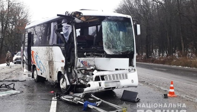На Хмельниччині автобус врізався у вантажівку, є постраждалі