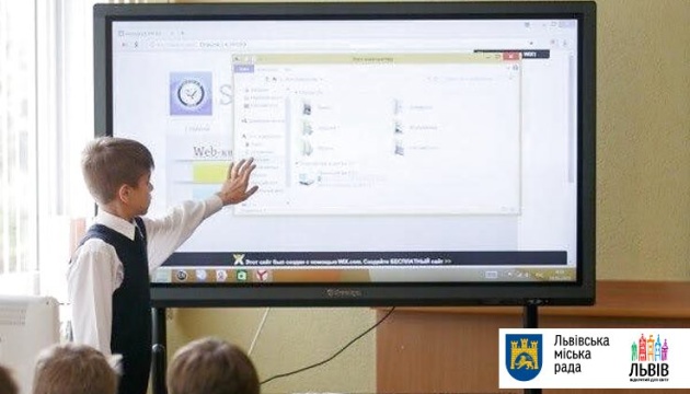 Для львівських шкіл купили мультитач-панелі й 3D-принтери