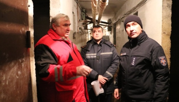 Рятувальники перевіряють у Києві місця для укриття населення