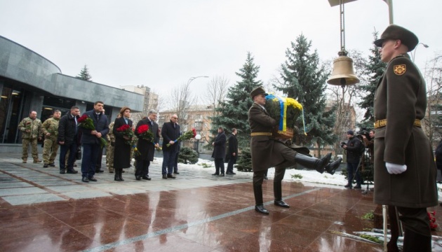 Керівники держави вшанували пам'ять загиблих військових