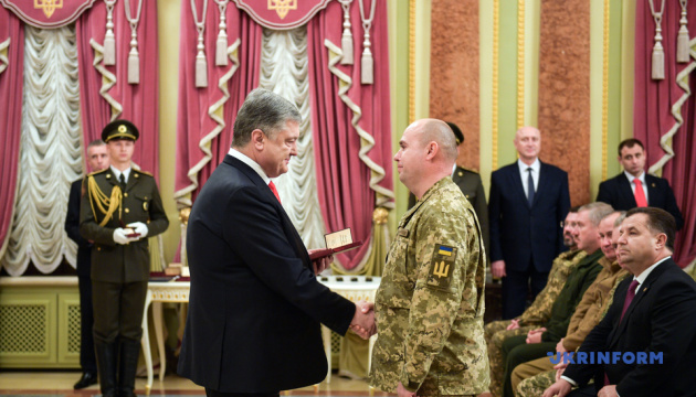 Ukrainian president presents awards to nearly 200 military 