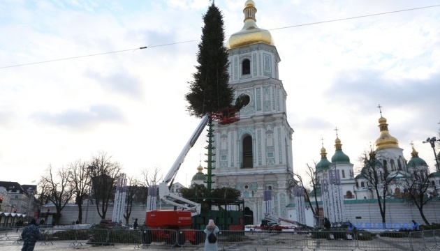 Тисяча іграшок і 25 метрів: у Києві ставлять головну ялинку країни