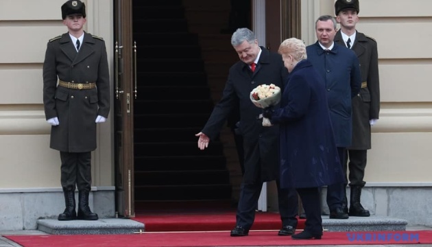 Poroschenko empfängt Präsidentin von Litauen mit militärischen Ehren – Video