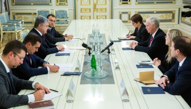 Poroshenko und US-Senator Johnson sprechen über Verschärfung von Russland-Sanktionen