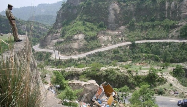 У Кашмірі автобус впав в ущелину, 12 загиблих
