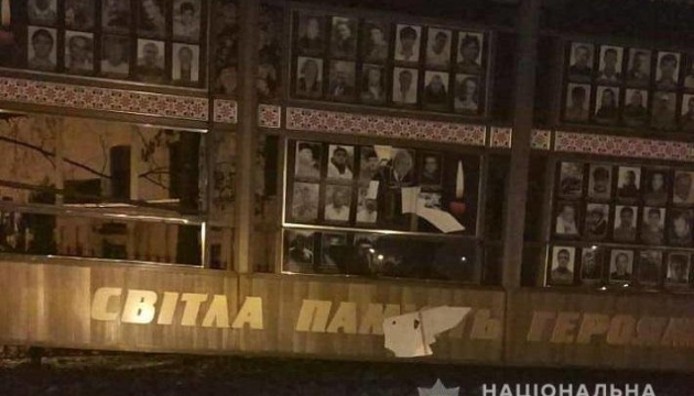 У Хмельницькому вандали пошкодили меморіал героям Небесної сотні