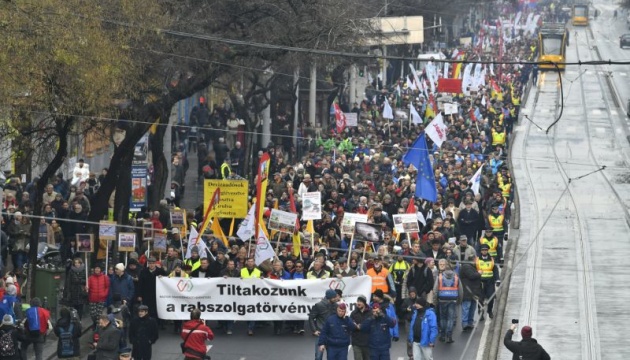 Профсоюзы Венгрии предупредили о массовой забастовке