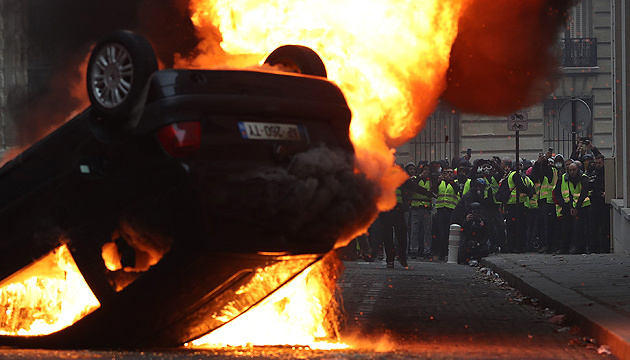 У Франції під час протесту «жовтих жилетів» відбулися сутички, затримали десятки людей