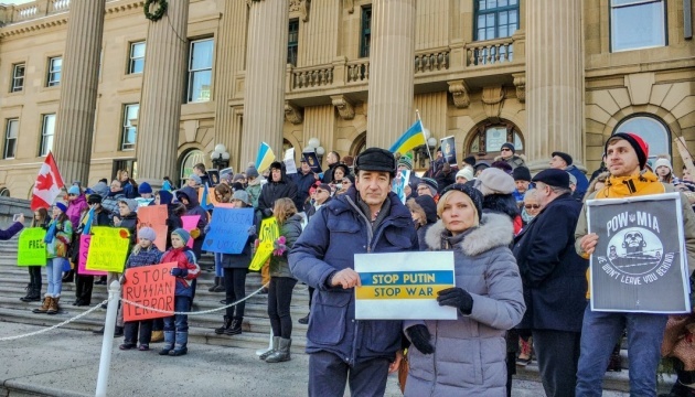 Se realiza una acción contra la agresión rusa en Ucrania en la ciudad canadiense de Edmonton Se realiza una acción contra la agresión rusa en Ucrania en la ciudad canadiense de Edmonton