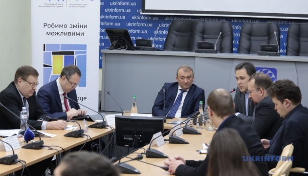 Подвійне громадянство: загроза, реальність чи вимушена необхідність? Подвійне громадянство: загроза, реальність чи вимушена необхідність?