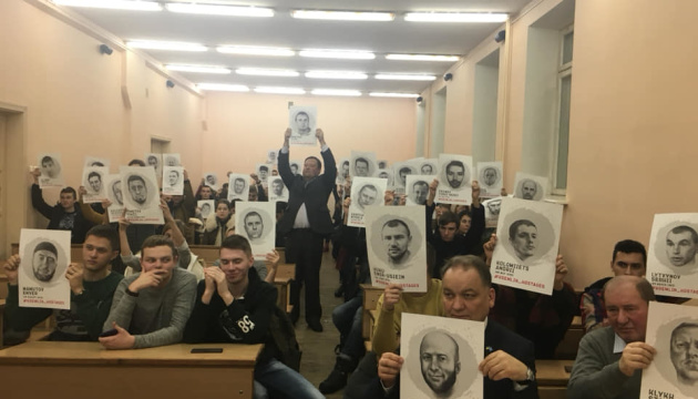 Київські студенти провели флешмоб на підтримку бранців Кремля