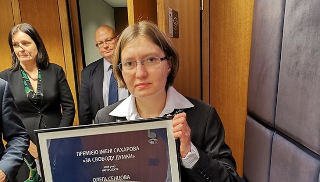 „Er hat schon gewonnen“: Cousine von Senzow nimmt Sacharow-Preis stellvertretend entgegen - Video