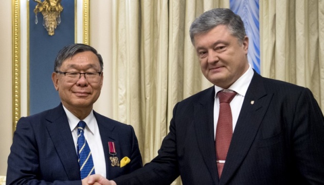 ポロシェンコ大統領、角駐ウクライナ日本国大使に勲章を授与