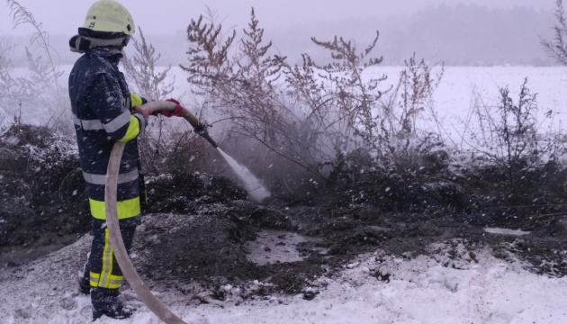 На Київщині попри снігопад горіли торфовища