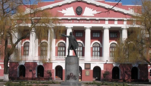 Пам’ятник Суворову перед київським ліцеєм імені Богуна демонтують