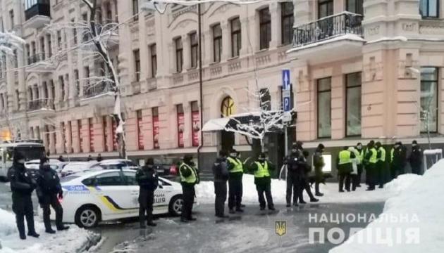 На Софійській площі затримали двох людей зі зброєю