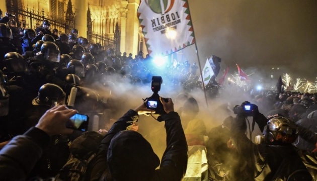 В Угорщині двох депутатів-противників Орбана вигнали з ТБ