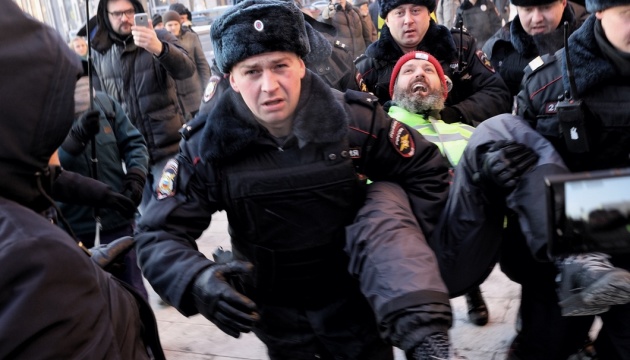 Під ФСБ у Москві затримали учасників акції проти війни з Україною