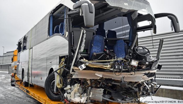У Швейцарії потрапив у ДТП автобус: є загиблий, десятки постраждалих