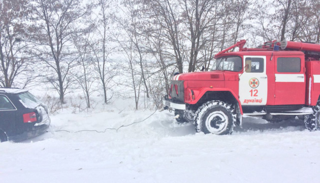 На Хмельниччині зі снігових пасток визволили авто з дітьми і 