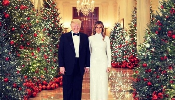 Дональд і Меланія Трамп показали офіційну різдвяну світлину