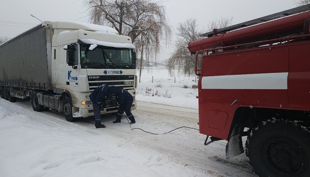 Зі снігового полону на Буковині врятували 16 вантажівок та 