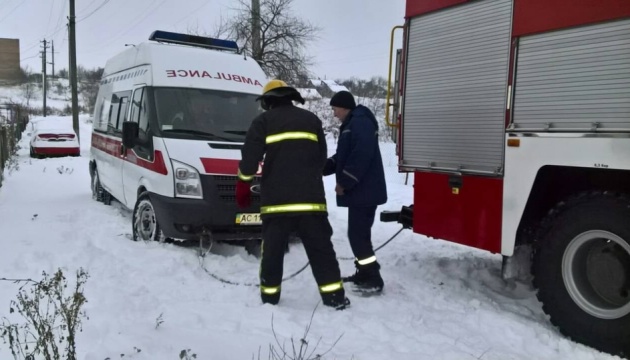 Негода на Волині: рятувальники витягли з кюветів 14 авто