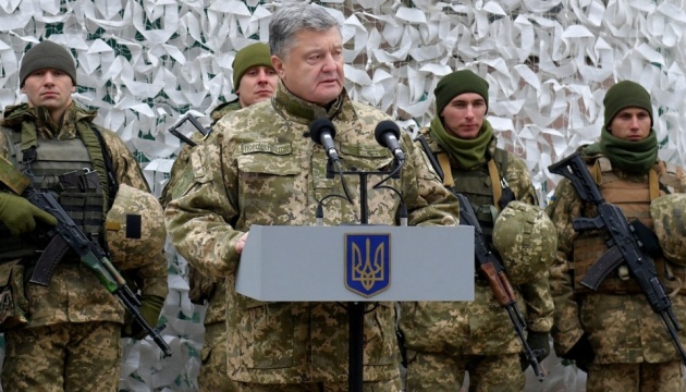Poroshenko: Rusia ha desplegado más de mil tanques y sistemas de artillería en la frontera con Ucrania
