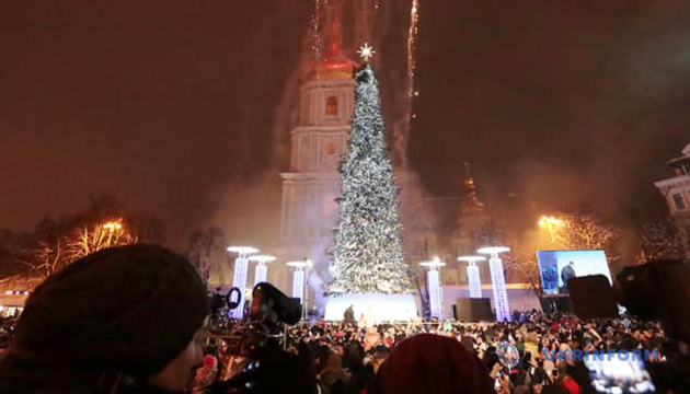 El principal árbol de Navidad de Ucrania encabeza el ranking europeo