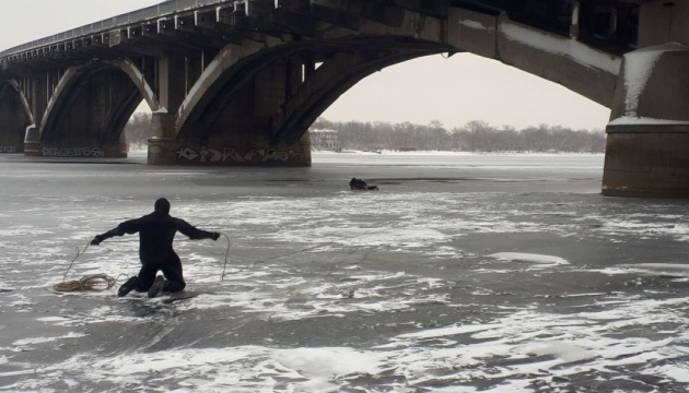 У Києві чоловік впав з мосту Метро