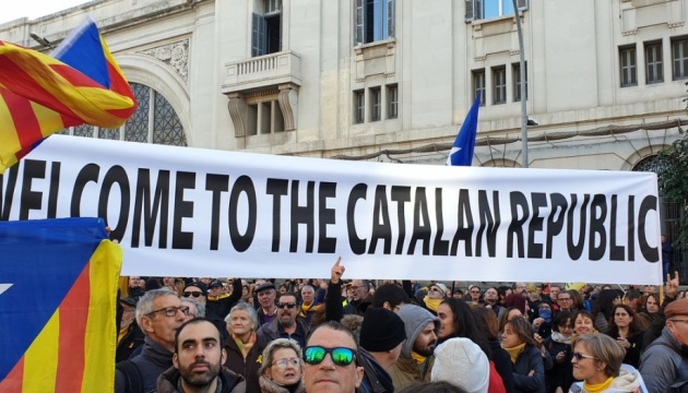 Каталонці блокують дороги через засідання уряду Іспанії у Барселоні