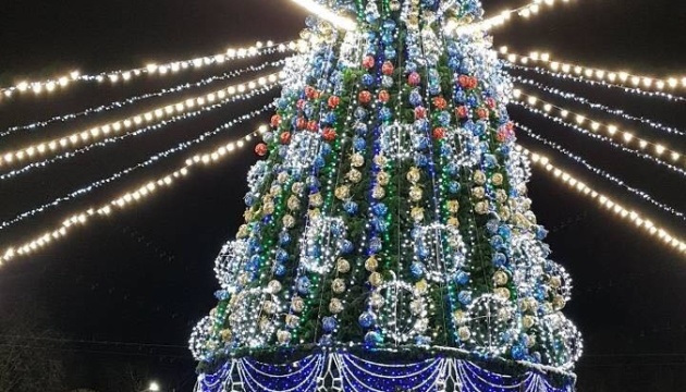 Desfile de árboles de Navidad en diferentes regiones de Ucrania